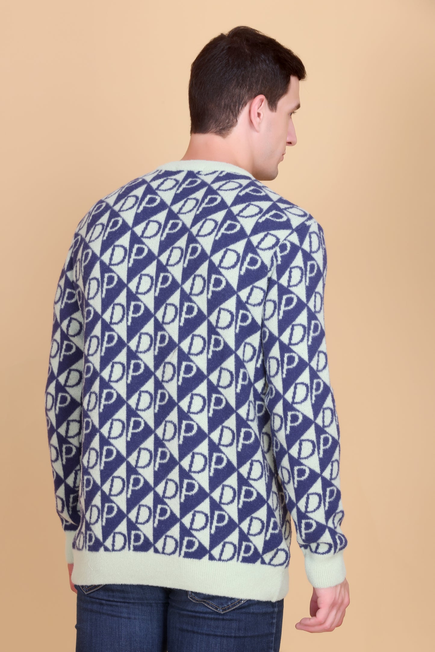 Round neck men sweater