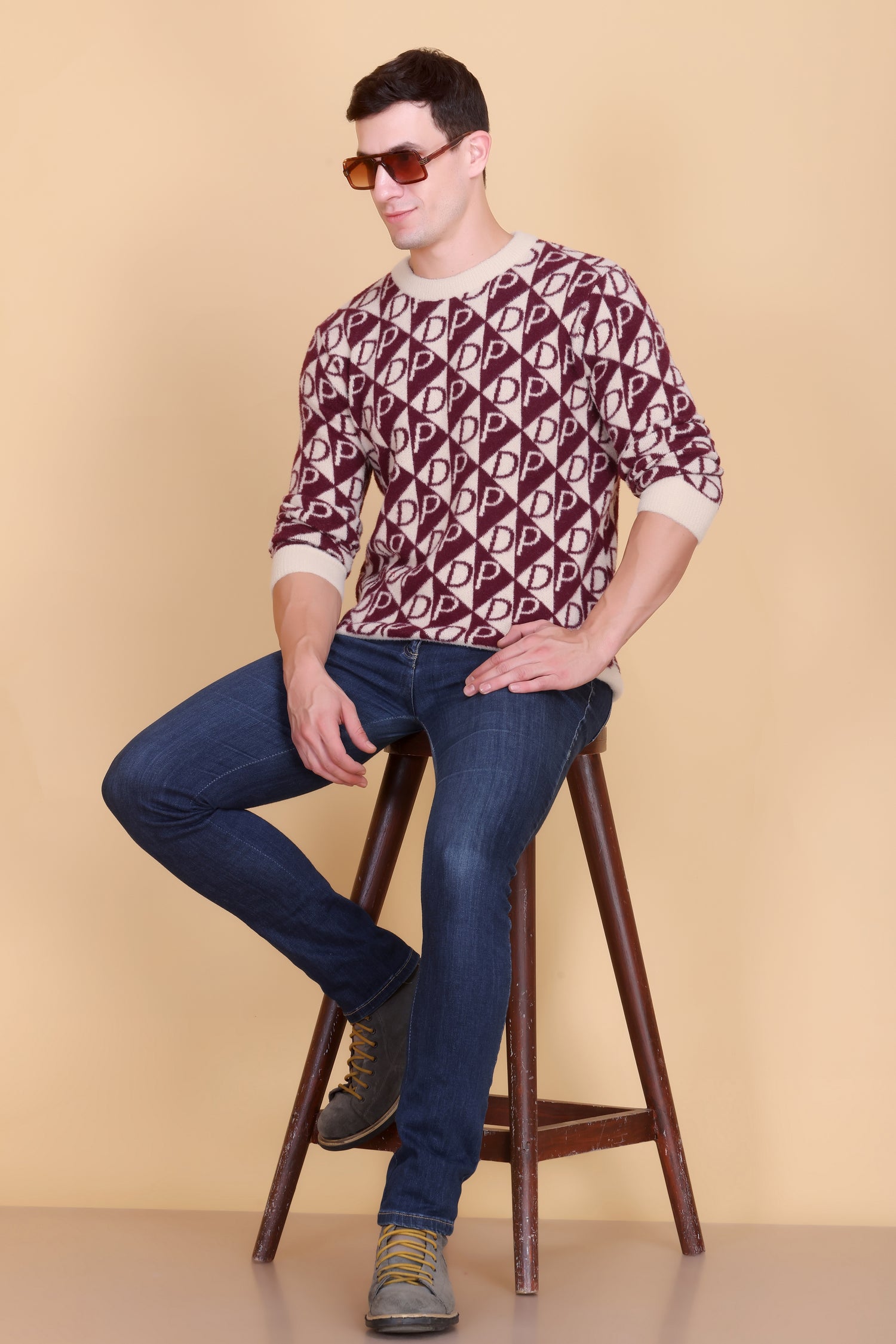 Round neck men sweater