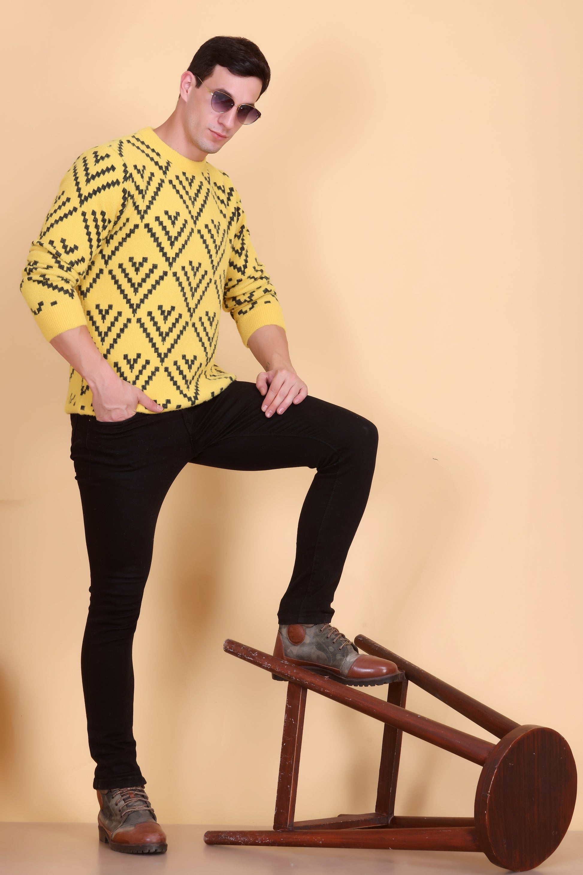 Round neck men sweater