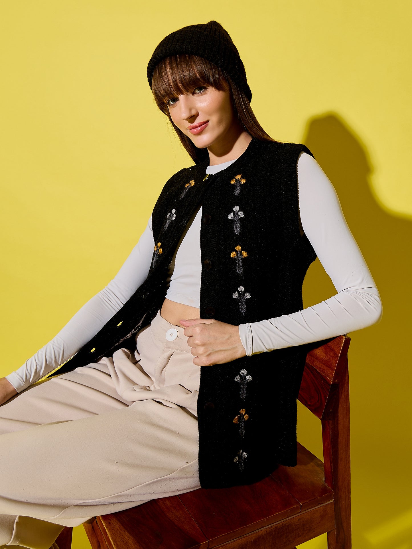 Embroidery Woolen Sleeveless Cardigan